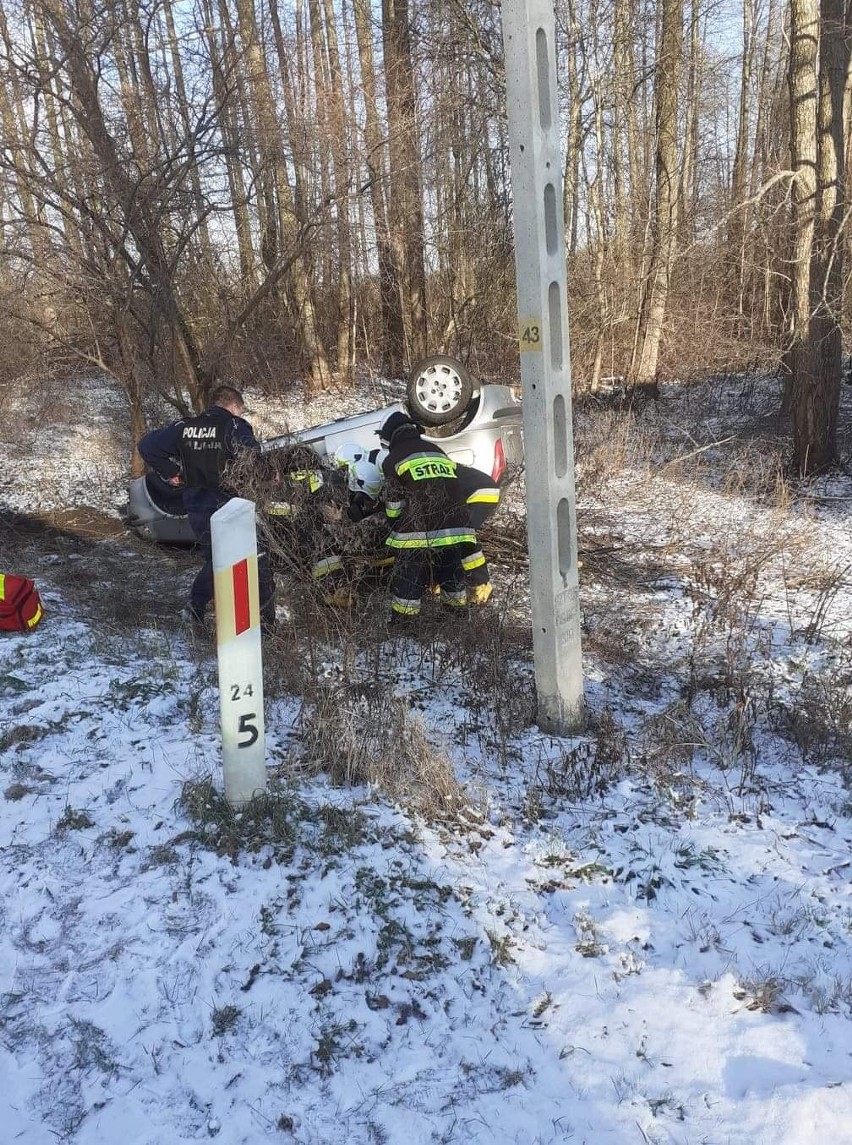 Bierwicha. Wypadek w gminie Sidra. Auto wypadło z drogi i dachowało [ZDJĘCIE]