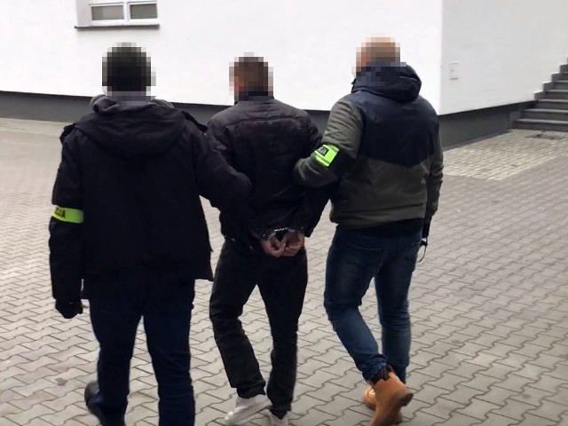 Mężczyźni, którzy napadli na stację paliw w Czernikowie, usłyszeli zarzuty i zostali tymczasowo aresztowani. Grozi im do 15 lat pozbawienia wolności.