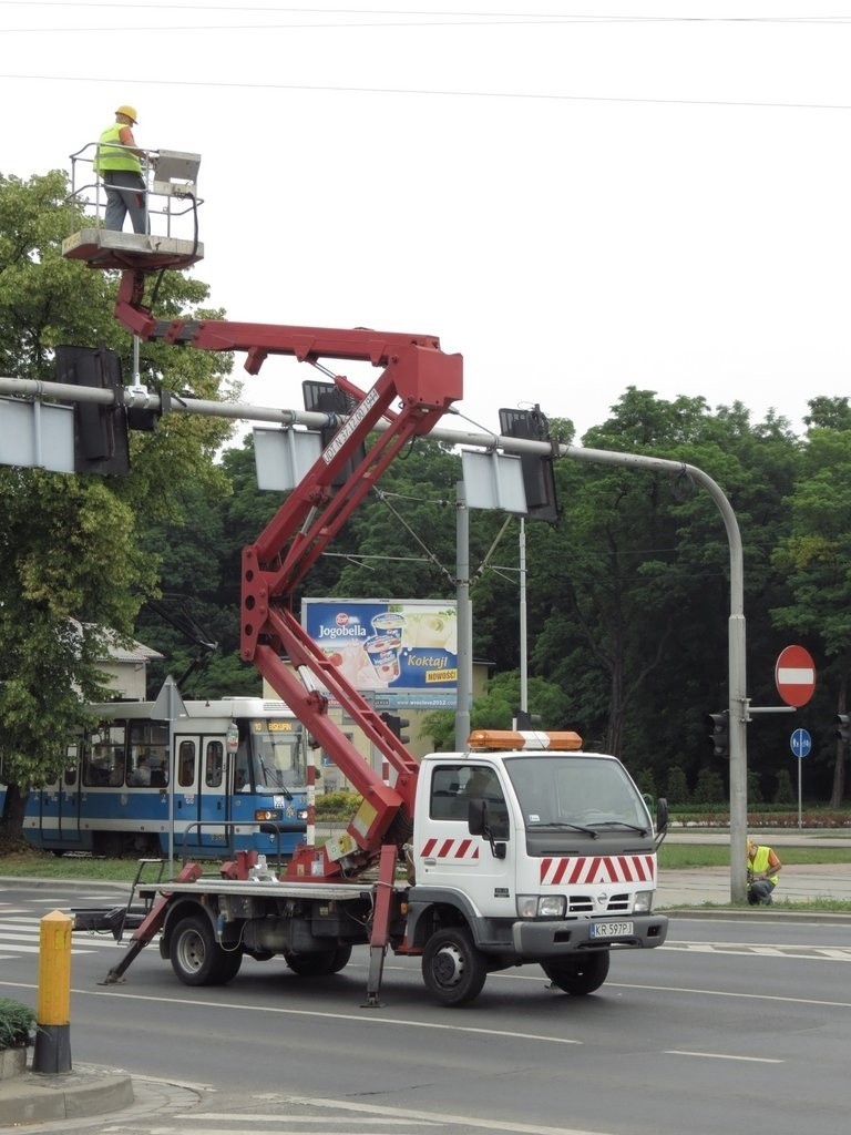 Wrocław: Korki na Lotniczej. Montują kamerę do ITS (ZDJĘCIA)