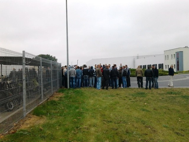 Współpracownicy Polomarketu blokują wjazd samochodów dostawczych w Giebni