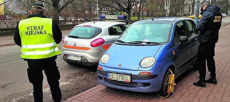 Straż miejska w Łodzi poluje na kierowców: 6,5 tys. blokad - 6,5 tys. unieruchomionych aut [zdjęcia]