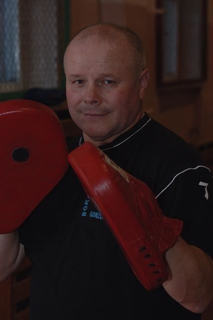 GRZEGORZ SWADOWSKI57 lata, stanu wolnego, ma dwie córki i wnuczkę. Były bokser Stali i Stilonu Gorzów oraz Stali Drezdenko. Trenerem jest od 1978 r. Prowadził Stal Gorzów, a obecnie BKS Gorzów. W 1997 r. został wybrany trenerem roku w plebiscycie "Ziemi Gorzowskiej&#8221;.