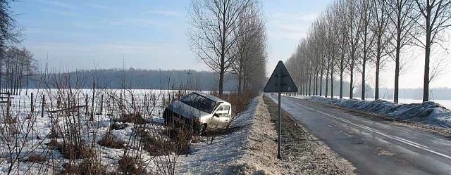 Kobieta nie dostosowała prędkości do warunków atmosferycznych panujących na drodze i zjechała do przydrożnego rowu