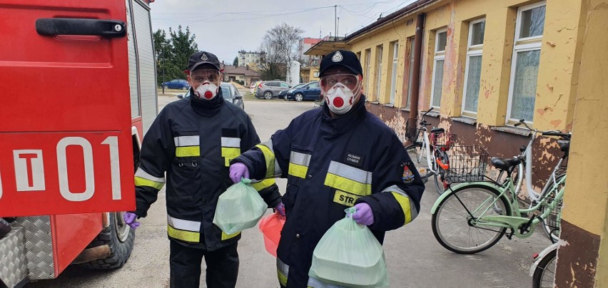 Koronawirus w powiecie włoszczowskim? Druhowie z Ochotniczych Straży Pożarnych przekazują żywność potrzebującym