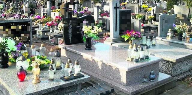 Kilka osób zaalarmowało zarządcę cmentarza  o kradzieży kwiatów. 
