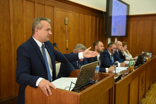 W piątek Mikołaj Bogdanowicz wydał zarządzenia zastępcze dekomunizujące kolejne ulice w województwie kujawsko-pomorskim. Zobaczcie, jakie ulice zmienią swoje nazwy.>> Najświeższe informacje z regionu, zdjęcia, wideo tylko na www.pomorska.pl 