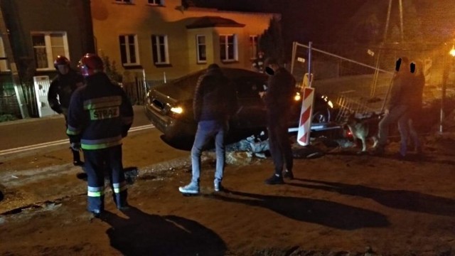 Do kolizji doszło w czwartek, 4 października, na ul. Sulęcińskiej w Gorzowie. Kierujący mercedesem uderzył w tył innego mercedesa, który zatrzymał się tuż przy wykopie. Na miejsce wezwano karetkę pogotowia ratunkowego. Jednej z osób uczestniczących w zdarzeniu ratownicy udzielili pomocy medycznej.Zobacz wideo: Gorzów Wielkopolski. Zderzenie motocykli