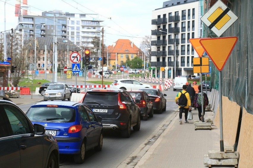 Ogromne korki w pobliżu placu Jana Pawła II i mostu...