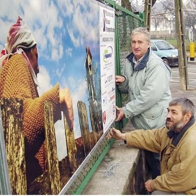 W montowaniu ekspozycji pomogli: Tadeusz Otoka, ojciec Grzegorza (z lewej) i Leszek Tomaszycki, pracownik OSiR-u z Sokółki