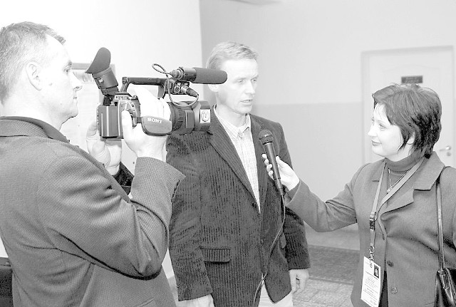 Redaktor naczelny z kamerą i Barbara Mazur, spikerka i reporterka, podczas nagrywania rozmowy ze świdwińskim radnym &#8211; Markiem Marko.