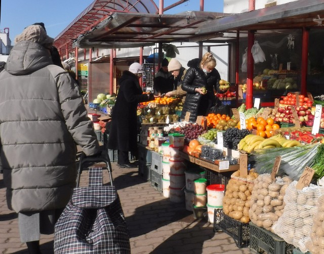 Czwartkowe zakupy na  targowisku  Korej cieszą się zawsze dużym powodzeniem. Targowisko zachwyca obfitością i różnorodnością. Są warzywa i owoce naszej rodzimej produkcji ale nie brakuje też tych zagranicznych. Sprawdziliśmy ceny.Za kilogram mandarynek trzeba było zapłacić od 5,50 do 6,80. Pomidory koktajlowe kosztowały 14 złoty kilo. Pojemnik borówki 7,50 a pęczek rzodkiewki 2,50. Za Kilogram truskawek trzeba było zapłacić 26 złoty. Winogron był w cenie od 7,80 do 16 złoty za kilo.