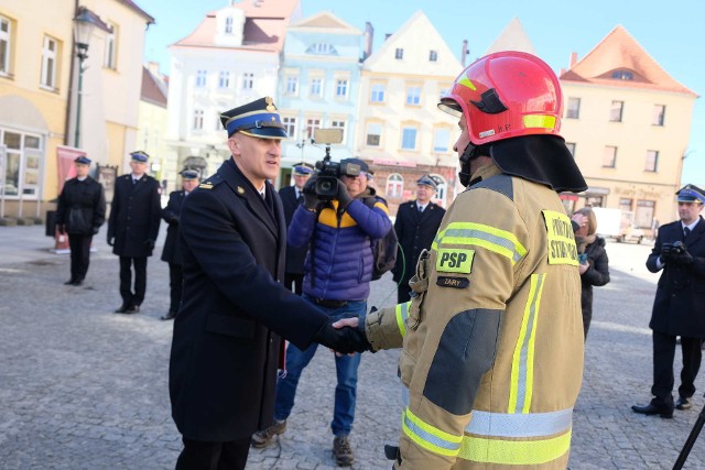 Żarscy strażacy cieszą się z nowego wozu