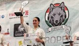 Zuzanna Wiśniewska ze Skarżyska ze złotem na Mistrzostwach Europy Karate w Debreczynie. Klub Senshi ze Starachowic ma drużynowy medal