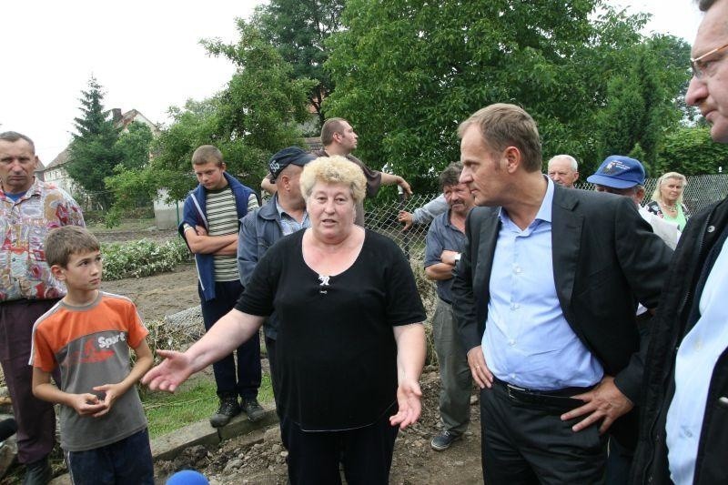 Premier Donald Tusk w zniszczonych przez powódL...