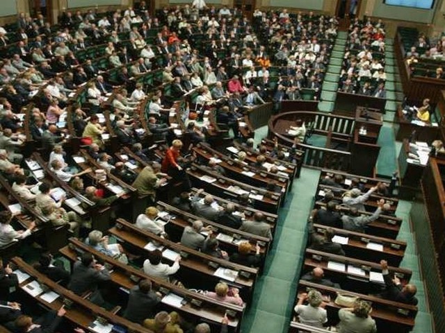 Dzisiaj wybieramy posłów i senatorów. Sprawdź, jaka jest frekwencja