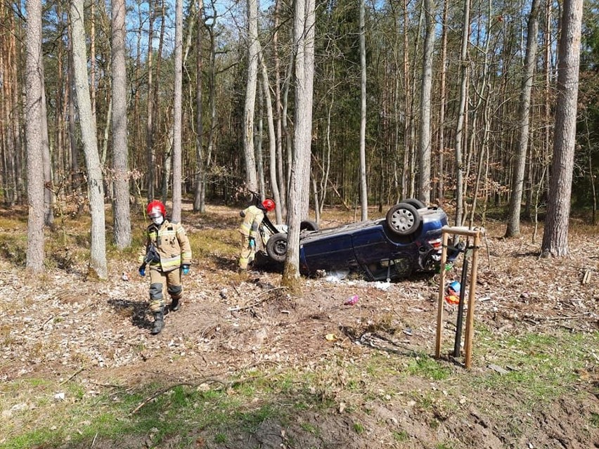 Dachowanie pod Trzebieżą. Rannego kierowcę ratowała załoga lotniczego pogotowia ratunkowego  