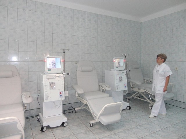 Pielęgniarka Grażyna Maluszczak pokazuje nowe aparaty do dializy, z których już za kilka dni będą mogli korzystać pacjenci.