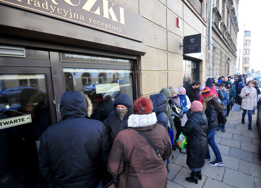 Gigantyczne kolejki po pączki do krakowskich cukierni. W niektórych trzeba było stać nawet trzy godziny ZDJĘCIA