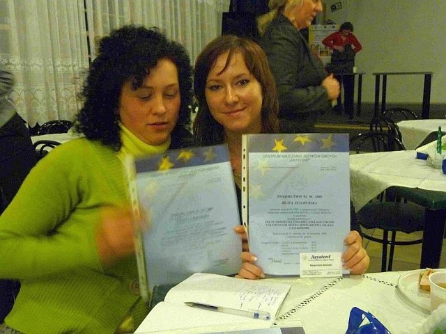 Ula i Beata prezentują zdobyty certyfikat z języka angielskiego