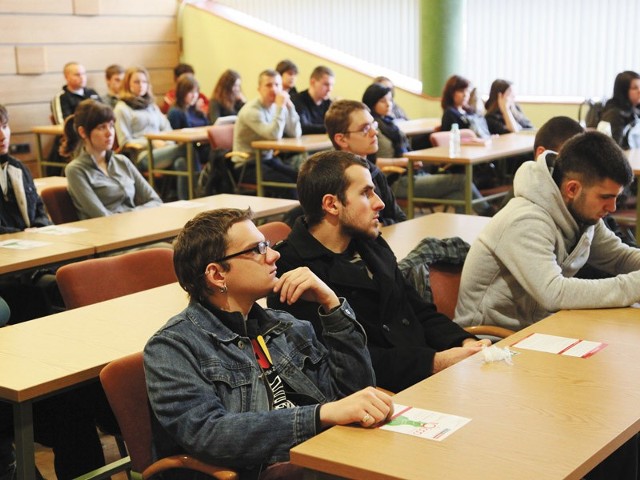 Dlaczego warto wziąć udział w naszym konkursie, przekonujemy studentów na spotkaniach na uczelniach. Dziś spotkamy się z młodymi ludźmi w Wyższej Szkole Administracji Publicznej.