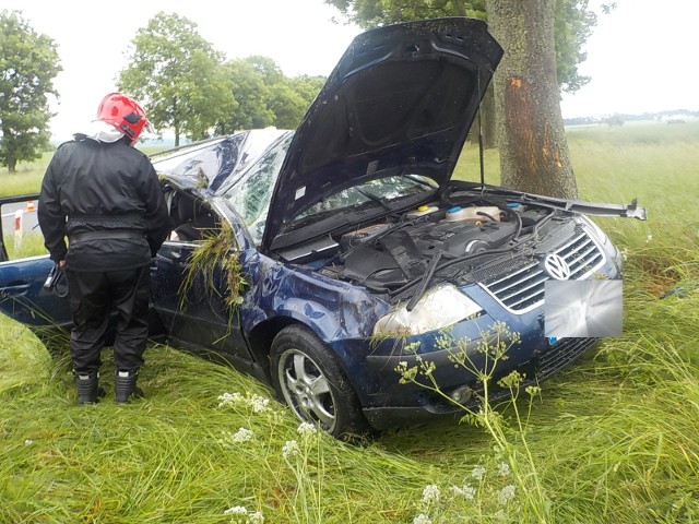 W miniony weekend  (3-4 czerwca) w powiecie międzyrzeczkim doszło do dwóch groźnych wypadków samochodowych. Pierwszy z nich zakończył się śmiercią 33-letniego mieszkańca gminy Pszczew. W sobotę, 3 czerwca, mężczyzna jechał samochodem lokalna drogą z ośrodka Karina nad jez. Szarcz do Pszczewa. Z nieustalonych przyczyn kierowany przez niego samochód zjechał na pobocze i uderzył w rosnące tam drzewo. Rozbity samochód przygniótł kierowcę. Na miejsce przyjechali strażacy, policjanci i prokurator. Dotarł tam także lekarz, który stwierdził zgon mężczyzny.Ofiarami kolejnego wypadku także byli mieszkańcy gminy Pszczew. W niedzielę, 4 czerwca, po godz. 17.00 na dawnej drodze krajowej nr 3 w pobliżu Kaławy kierowany przez kobietę volkswagen passat zjechał na pobocze i uderzył bokiem w drzewo. Jadące w foteliku sześciomiesięczne dziecko doznało urazu głowy i przewiezione zostało do szpitala w Gorzowie Wlkp. Więcej  w środę, 7 czerwca, w tygodniku „Głos Międzyrzecza i Skwierzyny”Czytaj również: Pijany kierowca dachował oplem. Został zakleszczony. Pojazd zaczął się palić;nfZobacz też: Trzech kierowców łamie przepisy na przejściu w Zielonej Górze