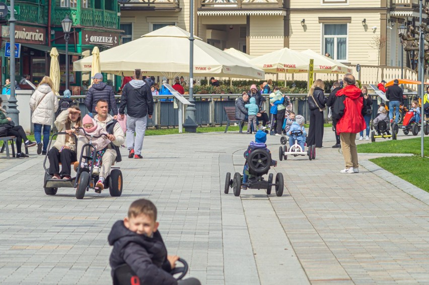 Tłumy turystów w Krynicy-Zdroju na majówkę 2023.