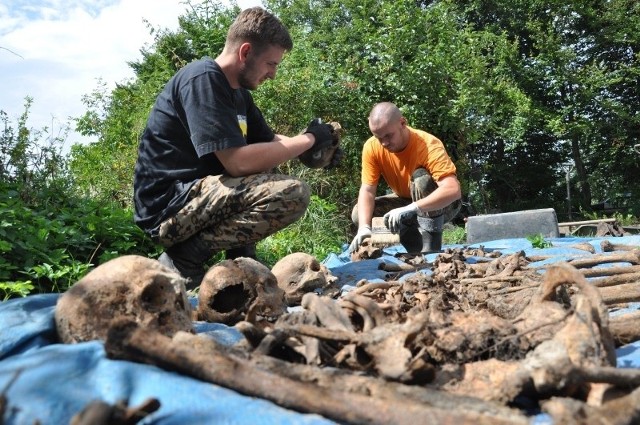 W Ciepielowicach wydobyto kości ponad 30 estońskich żołnierzy. Dzięki nieśmiertelnikom (wojskowe identyfikatory) wielu już udało się zidentyfikować.