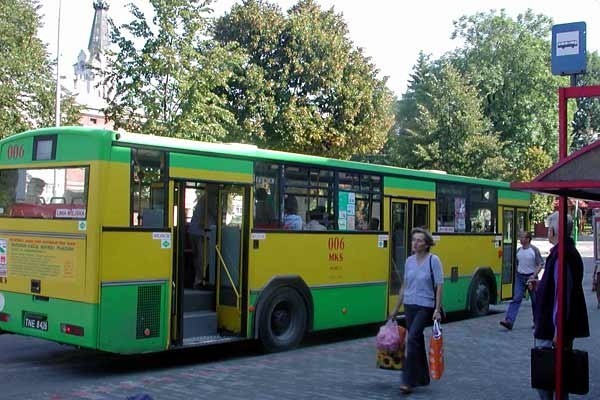 Na miejskich przystankach zatrzymują się autobusy MKS i Monisu. - Monis chciałby nam za to płacić od 6 do 12 gr. To niepoważna propozycja - mówi prezes MKS Piotr Chęciek.