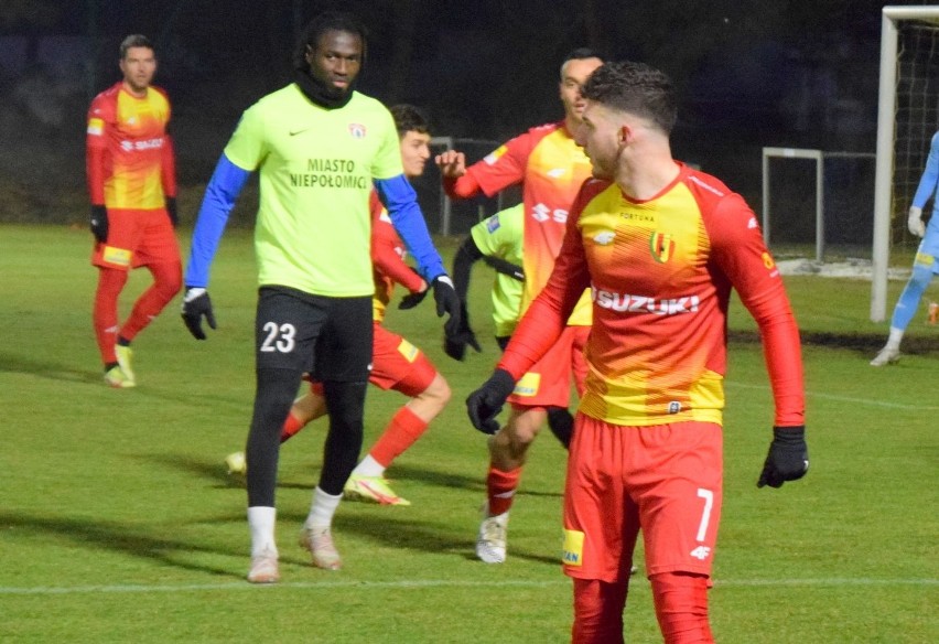 Korona Kielce wygrała sparing z Puszczą Niepołomice 4:1. Ostatnią bramkę zdobył testowany napastnik Artur Amroziński. Zobacz zdjęcia 