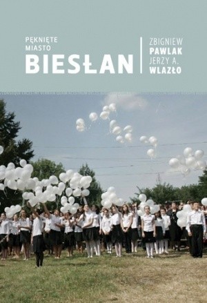 Książka opowiada o tragedii mieszkańców Biesłanu, bezradności rodziców, odwecie i nienawiści zamachowców. O skomplikowanym życiu na Kaukazie.