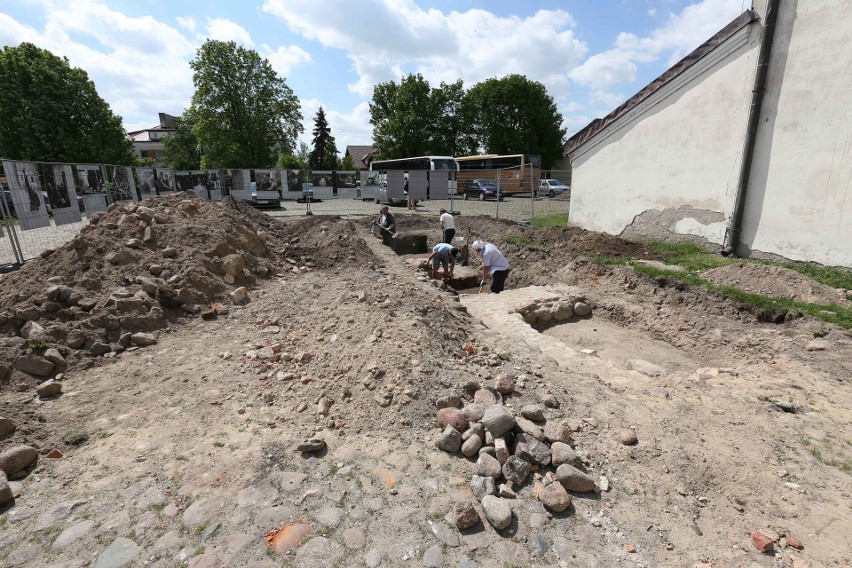 Na fragmenty zabudowań trafili archeolodzy badający teren...