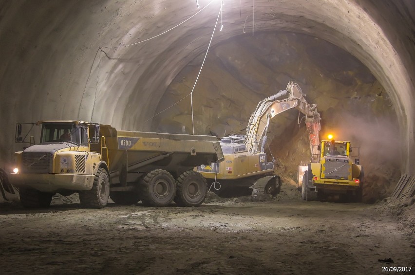 Premier i minister na placu budowy nowej zakopianki. Od teraz tunel jest drążony z dwóch stron