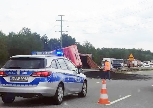 Wypadek na A1 przy zjeździe na Czerwionkę. Na autostradę wysypał się węgiel z ciężarówki