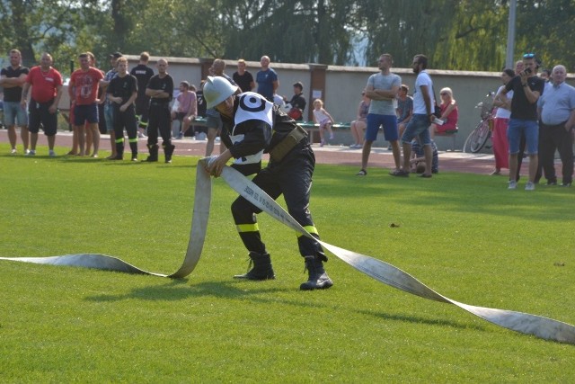 W Skępem odbyły się XI Zawody Sportowo – Pożarnicze Ochotniczych Straży Pożarnych powiatu lipnowskiego. Uczestniczyło w nich jedenaście drużyn męskich. Byli to zwycięzcy zawodów gminnych. Nad prawidłowym przebiegiem zawodów czuwali strażacy z Komendy Powiatowej Państwowej Straży Pożarnej w Lipnie, a sędzią głównym był brygadier Jakub Politowski.Druhowie najpierw musieli zmierzyć się ze sztafetą z przeszkodami, a następnie z ćwiczeniem bojowym. Polegało ono na zbudowaniu linii ssawnej i dwóch linii gaśniczych. Zwieńczeniem zadania było złamanie tarczy strumieniem wody oraz zrzucenie pachołków. Tu zawsze jest pewien dreszczyk emocji, bo motopompa może odmówić posłuszeństwa. Wtedy godziny ćwiczeń idą na marne.Wśród panów bezkonkurencyjni okazali się druhowie z Kikoła przed Grochowalskiem i Borowem. Na zwycięzców czekały puchary i nagrody pieniężne.Musztrę najlepiej wykonali druhowie z Borowa w gm. Tłuchowo. Flesz - wypadki drogowe. Jak udzielić pierwszej pomocy?