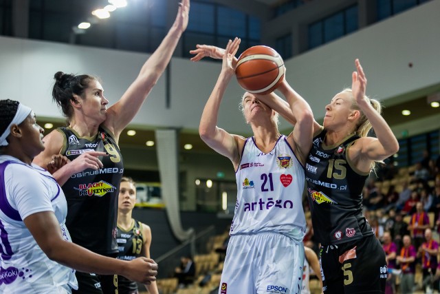 W 17. kolejce Energa Basket Lidze Kobiet Artego Bydgoszcz pokonało Widzew Łódź 77:69 (24:18, 18:13, 26:23, 9:15). Punkty dla Artego zdobyły: Laura Miskiniene 20, Karolina Poboży 12, Jennifer O'Neill 12, Brianna Kiesel 9, Kateryna Rymarenko 7, Shante Evans 7, Karina Michałek 6, Elżbieta Międzik 4. Podopieczne Tomasza Herkta prowadziły przez cały czas i ich zwycięstwo nie było zagrożone w żadnej chwili. Po tej wygranej bydgoszczanki ciągle są na pozycji wiceliderek.Na kolejnych stronach zdjęcia kibiców oraz fotki z meczu>>>