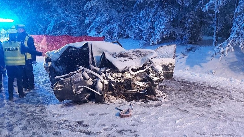 Wypadek w Surowem, gm. Czarnia. 19.03.2021. Nie żyją młode osoby. Zdjęcia