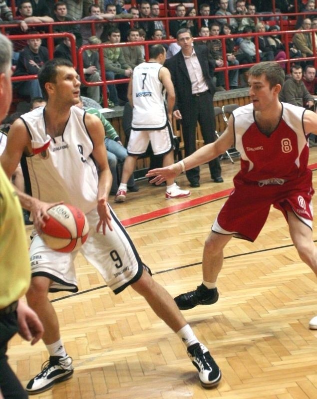 Koszykarze Stali Stalowa Wola (z piłką Marek Piechowicz) w niedzielę zagrają w derbach Podkarpacia z MOSiR w Krośnie.