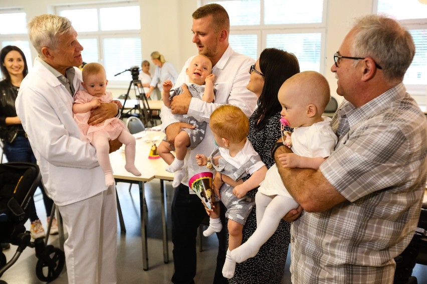 Szczecińskie czworaczki mają roczek! Dziś świętowały urodziny [ZDJĘCIA] 