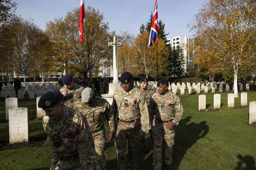 Brytyjscy wojskowi na cmentarzu w Krakowie oddali hołd lotnikom