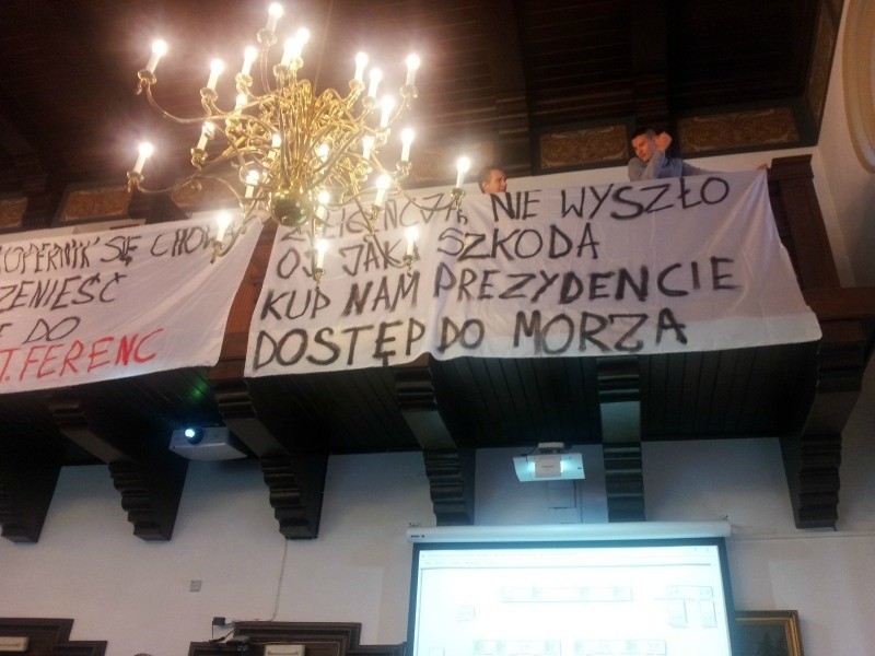 Resovia kontra prezydent Ferenc. Protest i transparenty w ratuszu