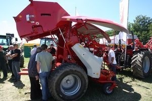 Rolnicy chętnie oglądali prezentowane maszyny rolnicze
