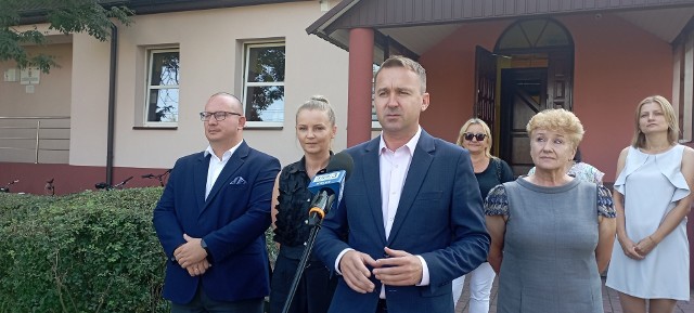 Podczas konferencji prasowej, poseł Michał Cieślak poinformował o przekazaniu ponad 2 milionów złotych na rzecz budowę sali gimnastycznej w Szkole Podstawowej w Jasionnie