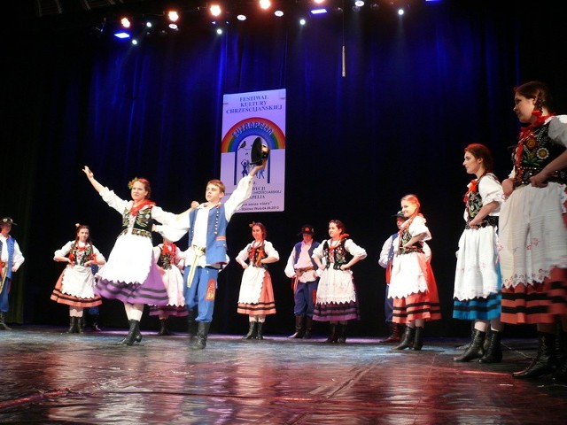 Finał Eutrapelii na scenie MDK w Stalowej Woli, tańczy Zespół Pieśni i Tańca "Racławice&#8221;.