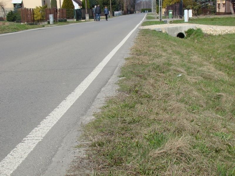 Na ul. Przecznej w Jawiszowicach mieszkańcy uciekają do rowów przed pędzącymi samochodami