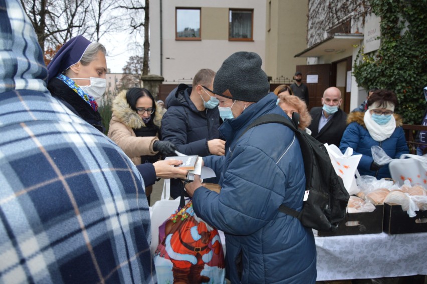 Boże Narodzenie 2020. Biskup Andrzej Czaja spotkał się w Wigilię z bezdomnymi i ubogimi