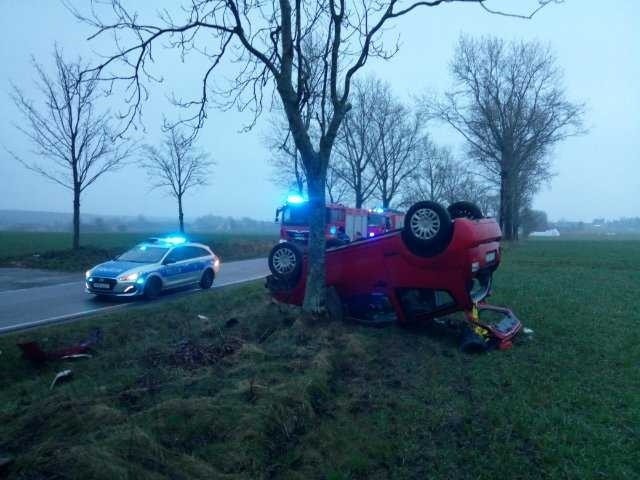 Dachowanie auta w Staniewicach. Kierowca wydostał się o własnych siłach 