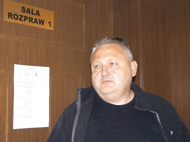 Mariusz Janik przed wejściem na sądową salę
