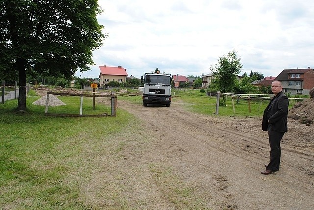 Plac budowy miasteczka ruchu drogowego przy ulicy Przypkowskiego w Jędrzejowie.