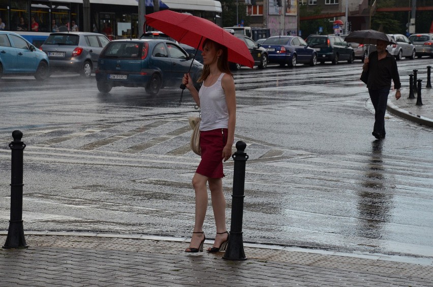 Meteorolodzy ostrzegają przed burzami z gradem. We Wrocławiu już pada (GDZIE JEST BURZA, RADAR)