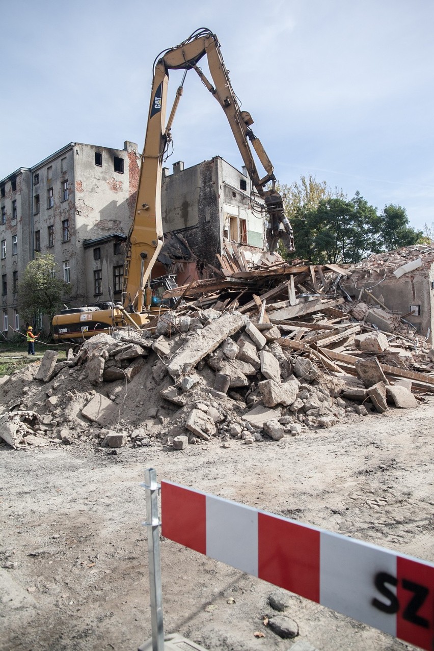 Drogowcy rozpoczęli wyburzanie dwóch kamienic przy Łąkowej w Łodzi [ZDJĘCIA+FILM]